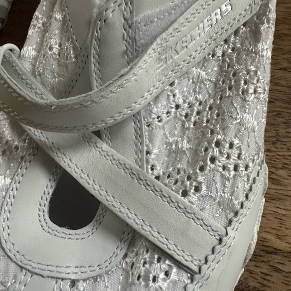 NWT Sketchers White Lace Flats with Strap - Picture 3 of 9